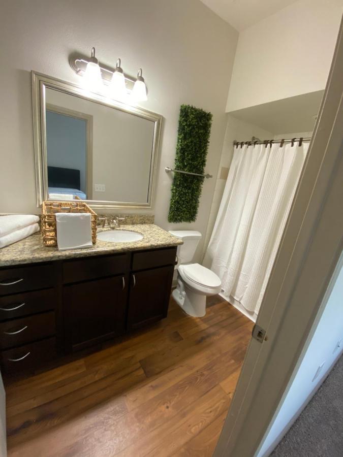 Spacious Galleria Cottage - Self Check In & Free Parking, 4 Beds 2 Bathrooms * Houston