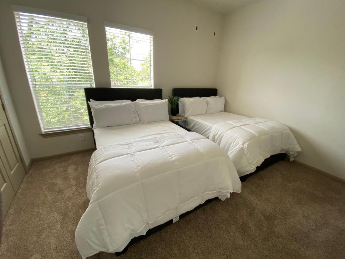 Spacious Galleria Cottage - Self Check In & Free Parking, 4 Beds 2 Bathrooms Daire